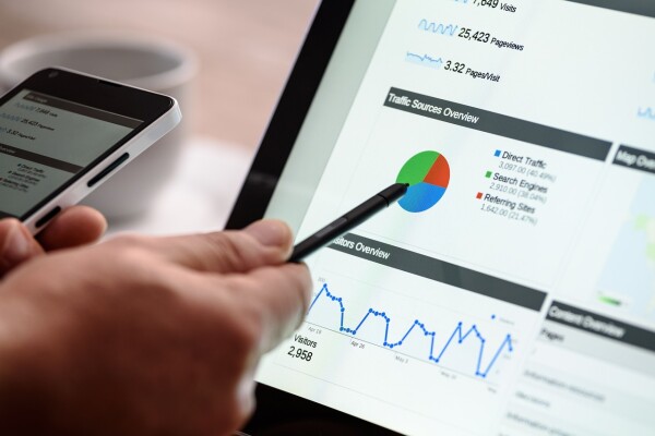computerscherm met SEO resultaten